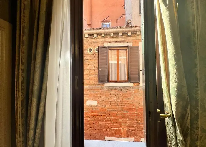 卡杜加莱萨酒店 3*